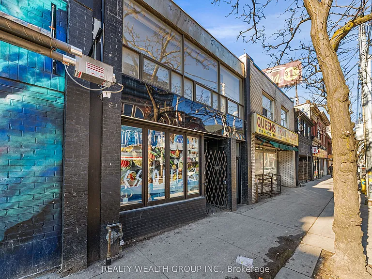 566 Queen St W — Photo 3