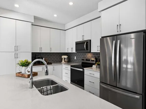 48 W Willow Grn SW, Airdrie, AB T4B 5M3