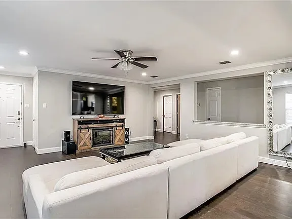 1613 Crown Point Dr — Photo 3