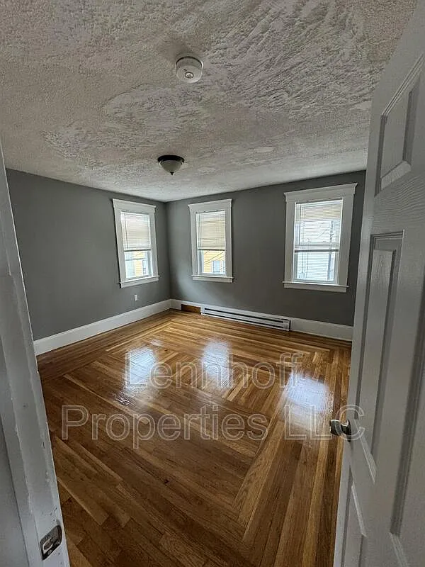 3 bed, 1.0 bath, $2,300 — Photo 3