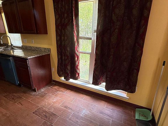 3rd image of 860 Ellington Dr