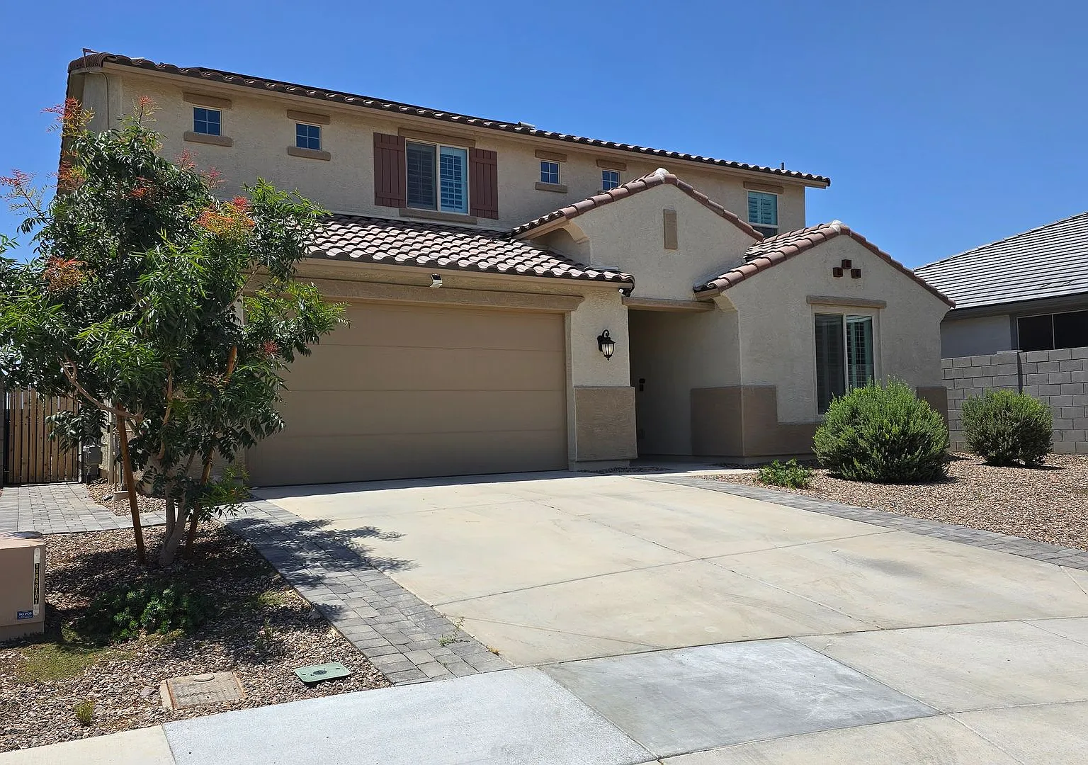 Newer built home with loads of space and SOLAR! — Photo 2