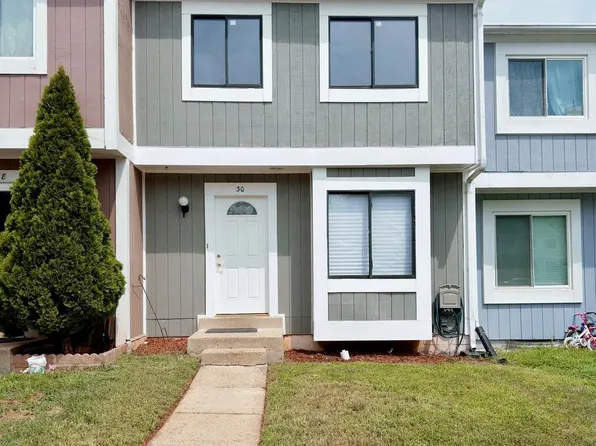 30 Sugarland Square Ct, Sterling, VA 20164