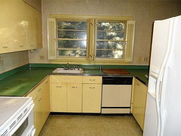 3rd image of 235 Balsam Dr