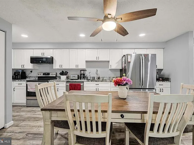 300 Long Cove Ln — Photo 2
