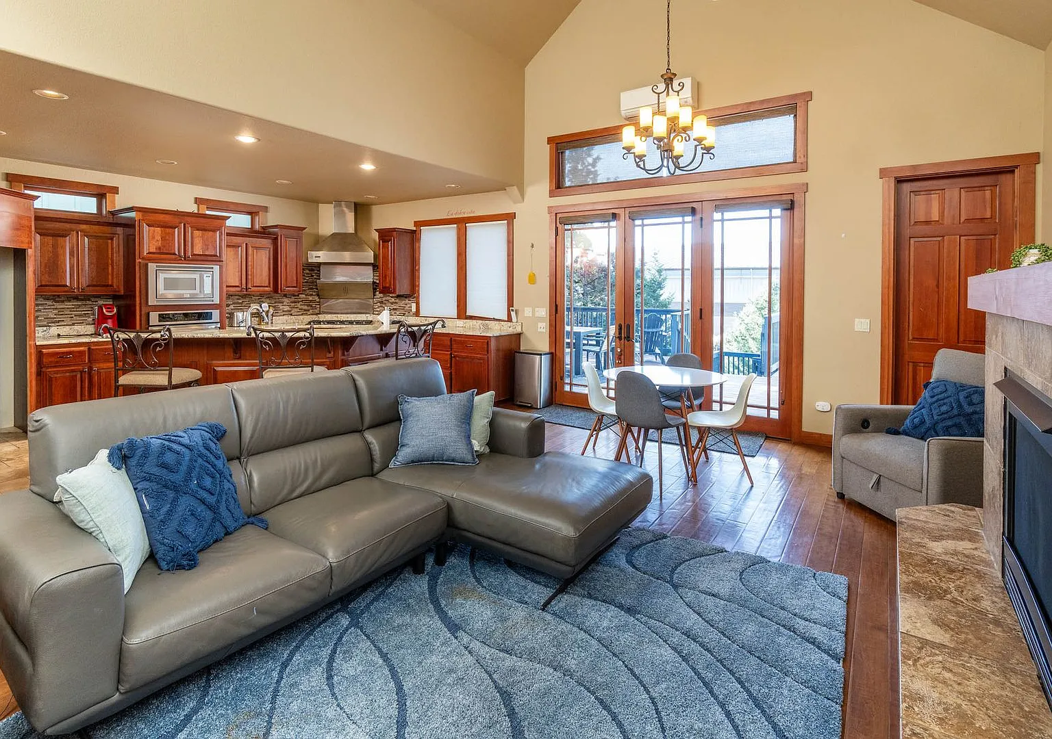 Large spectacular home with all the bells and whistles! Furnished monthly rental — Photo 3