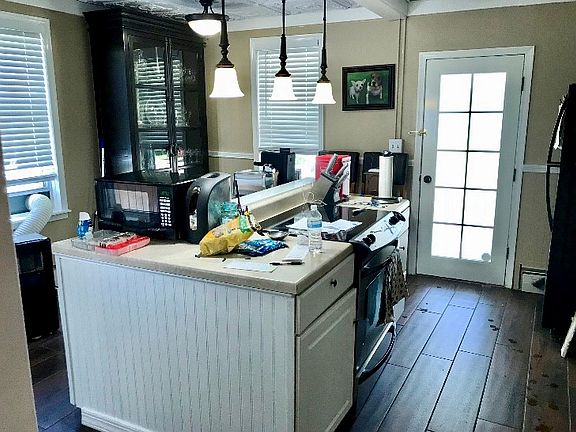 Kitchen wood-look tile floor