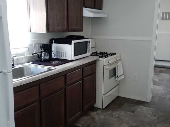 4th image of 16669 D St #32