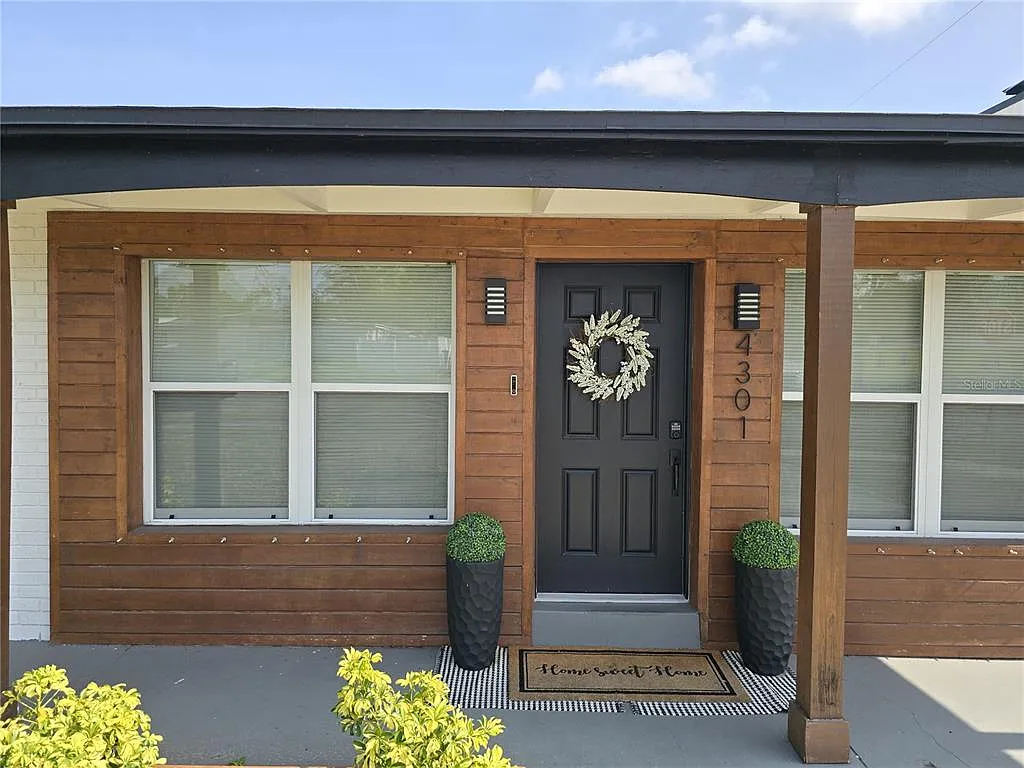 3 bed, 1.0 bath, 1152 sqft, $2,695 — Photo 2