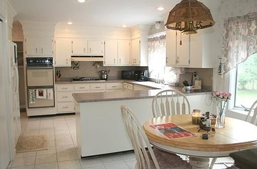 3rd image of 16 Cortland Ln