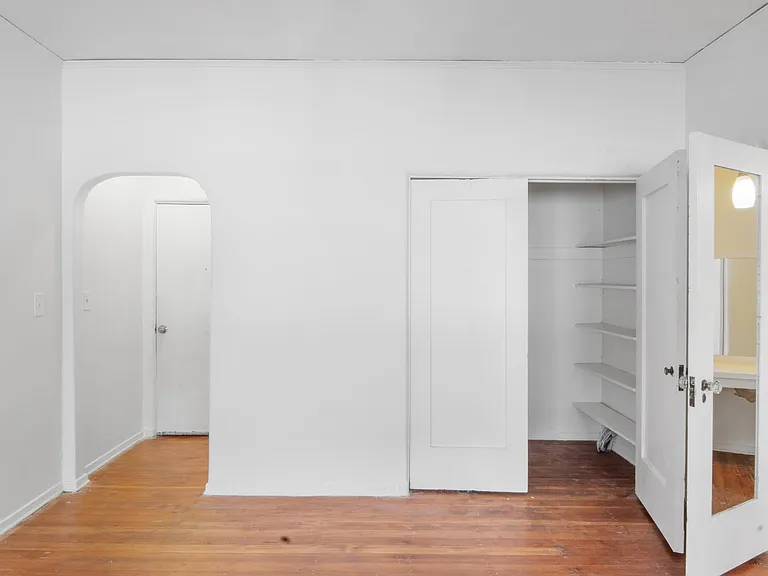 Euclid Apartments — Photo 14