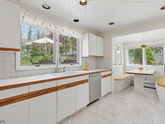 5th image of 111 Parsonage Hill Rd
