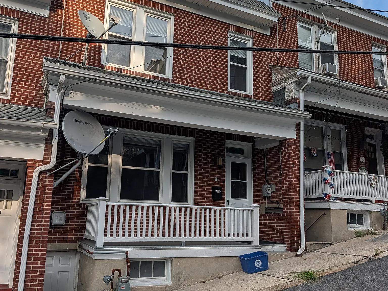3 bed, 1000 sqft, $1,300 — Photo 1