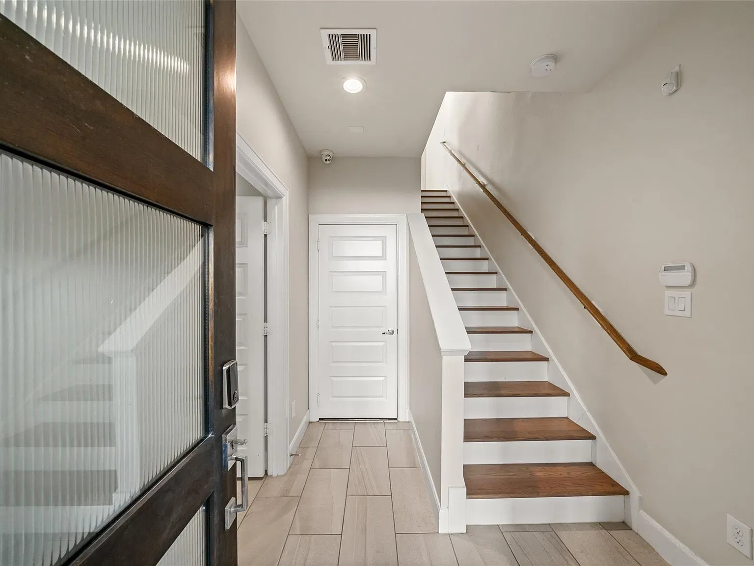 3 bed, 3.5 bath, 2092 sqft, $2,700 — Photo 4