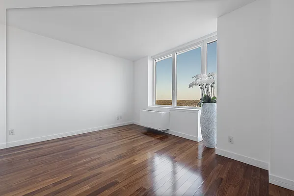 Sold by R New York | media 7