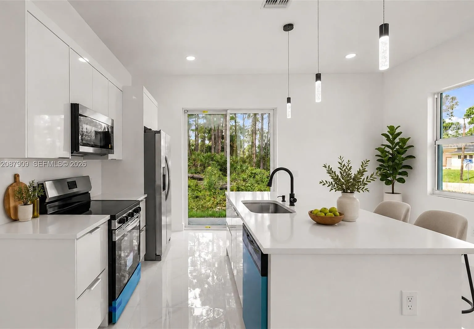 3 bed, 2.0 bath, 1063 sqft, $1,800 — Photo 3