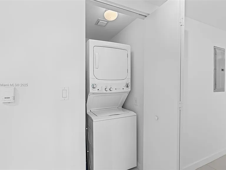 92 SW 3rd St #1 — Photo 10