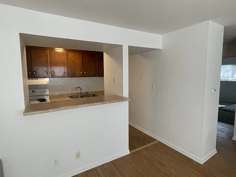 2405 — Photo 2