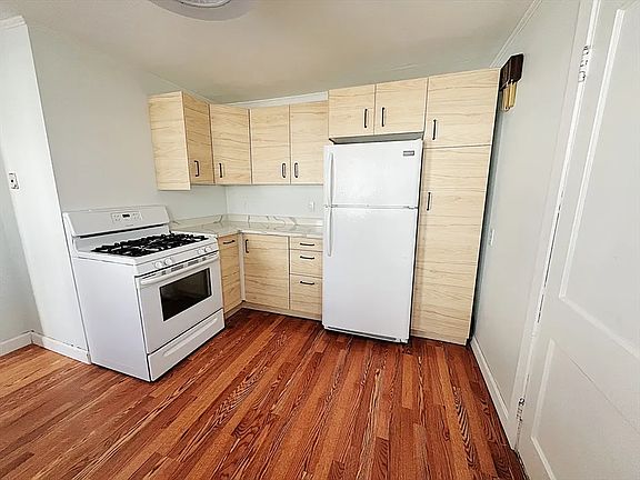 4th image of 29 Cottage St