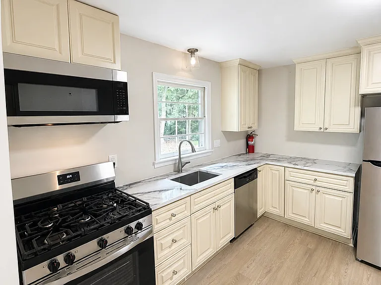 22 Springbrook Rd — Photo 5