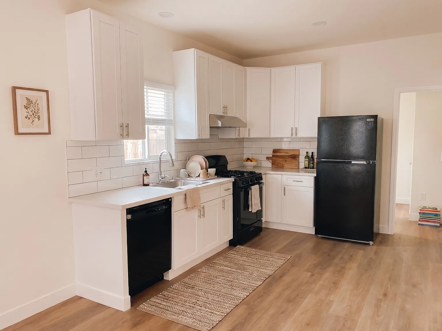 3 bed, 900 sqft, $3,595 — Photo 3