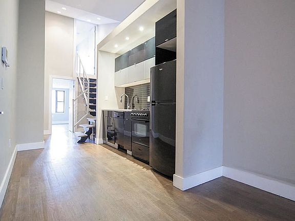 5th image of 241 Jefferson Ave #2R