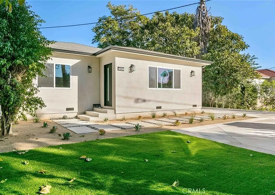 6842 Cedros Ave
