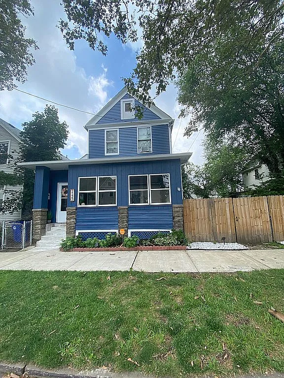 2122 W 33rd St photo 1