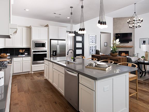 Ample counter and cabinet space