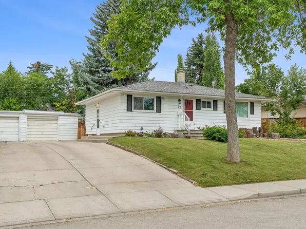 27 SE Heston St NW, Calgary, AB T2K 2C3