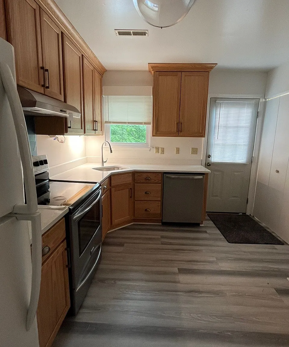 3 bed, 1.5 bath, 1200 sqft, $2,200 — Photo 2