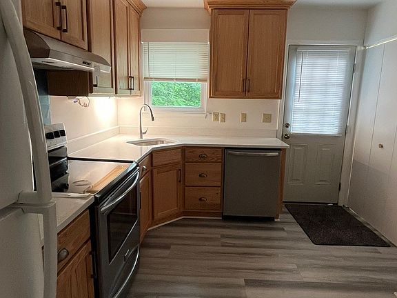 Newly renovated kitchen (12'6" x 10')