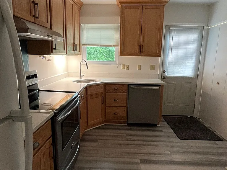 Newly renovated kitchen (12'6" x 10')