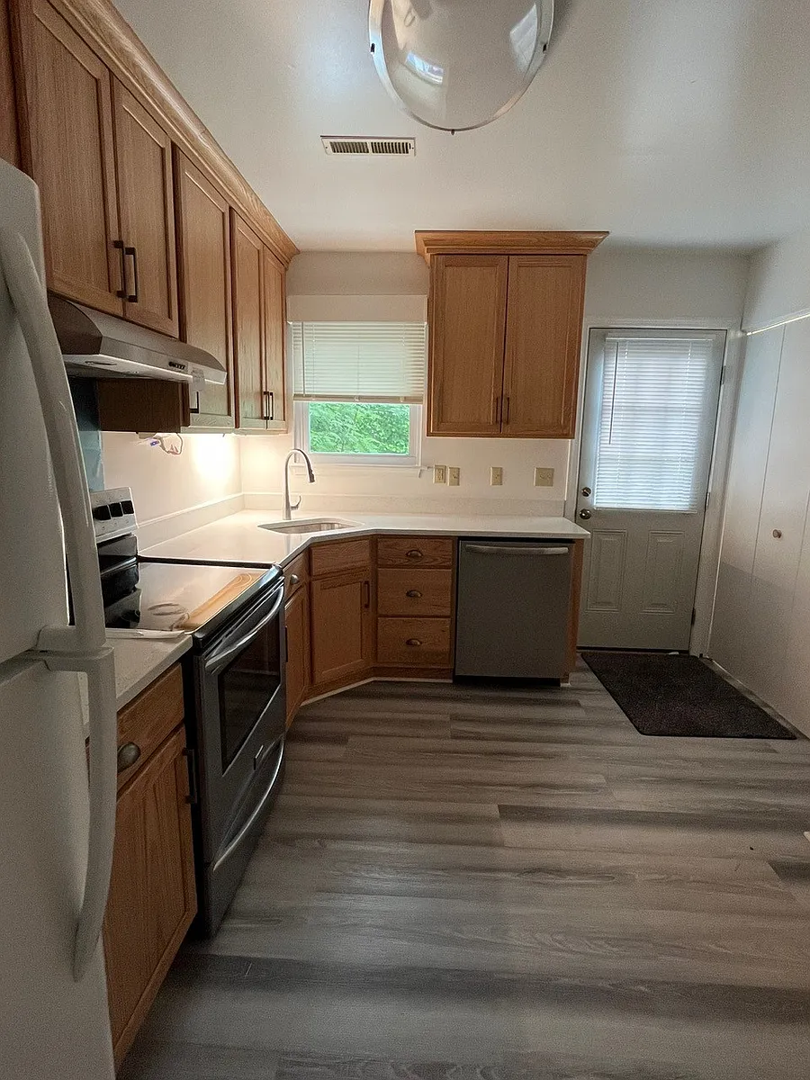 Newly renovated kitchen (12'6" x 10') - 599 Bailey Rd