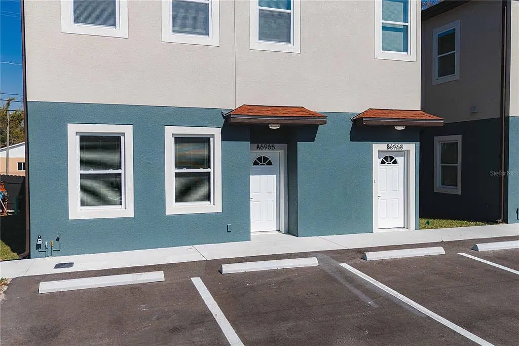 3 bed, 2.0 bath, 1264 sqft, $2,400 — Photo 3