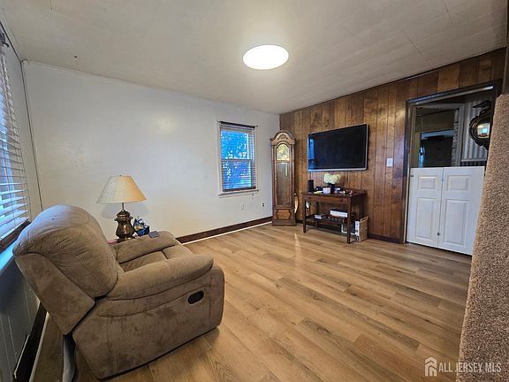 5th image of 215 Sherry St