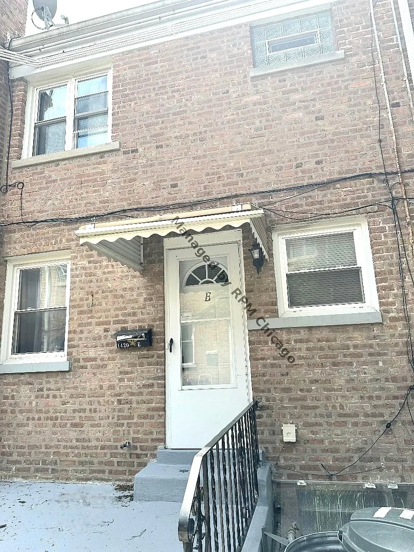 2 bed, 1.0 bath, 2000 sqft, $2,395 — Photo 2