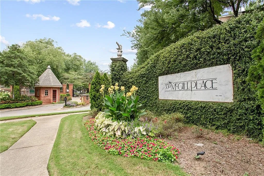 530 McGill Pl NE — Photo 2