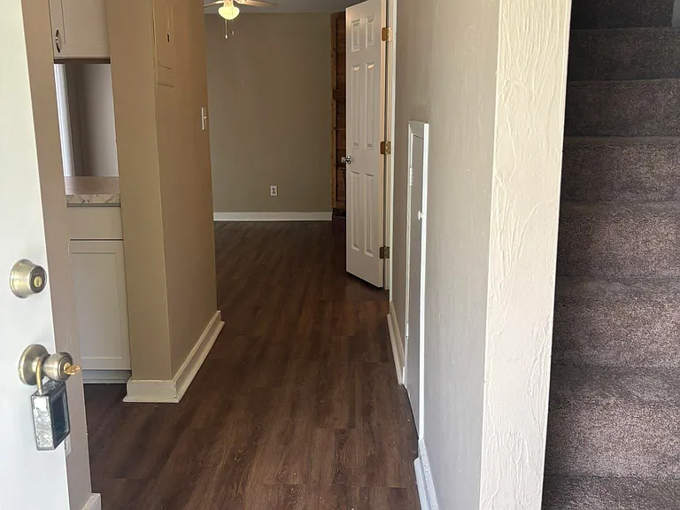 1909 Nekoma Ct — Photo 2