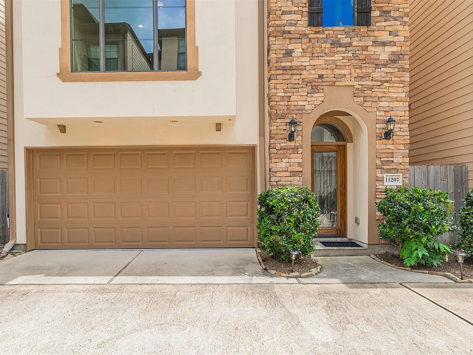 4 bed, 2.5 bath, 2774 sqft, $2,850 — Photo 2