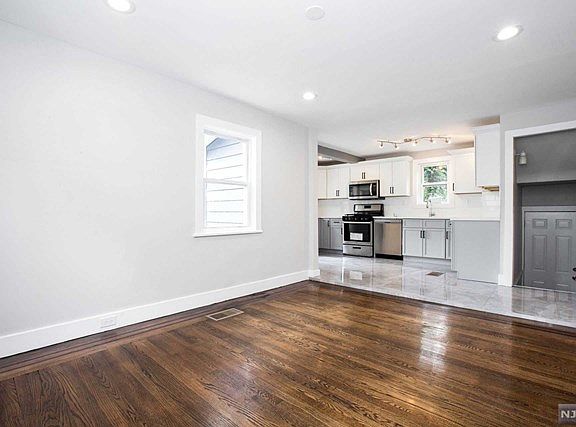 4th image of 872 Lincoln Pl