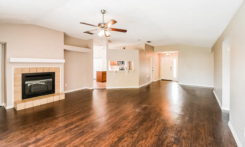 3 bed, 2.0 bath, 1867 sqft, $2,330 — Photo 3