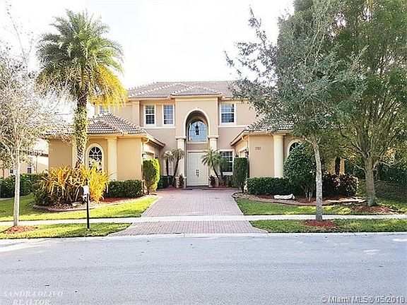 4 CAR GARAGE, SPLIT INTO 2 CAR GARAGE ON EACH SIDE OF THE HOUSE, YOU CAN ACCOMMODATE UP TO 8 CARS.