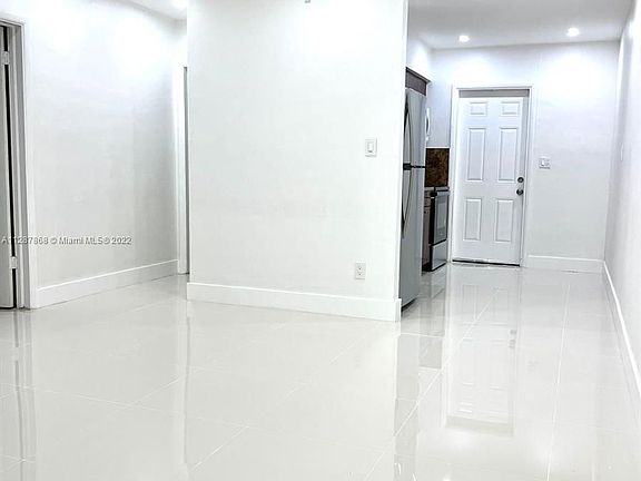 2nd image of 725 NE 126th St APT 4