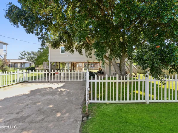 806 Deer Dr, Bay Saint Louis, MS 39520