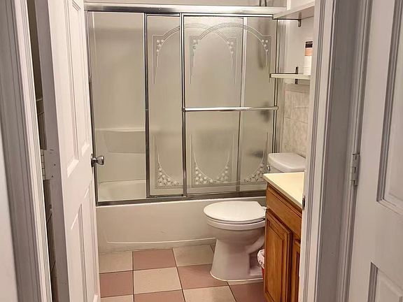 4th image of 353 Dickinson St Floor 1