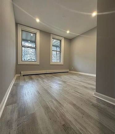 4th image of 448 Avenue E