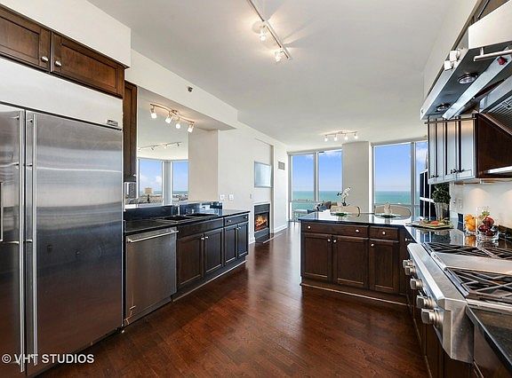 4th image of 1211 S Prairie Ave APT 2601