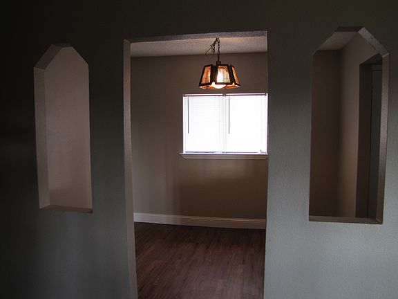 Extra room: can be dining room or office or playroom