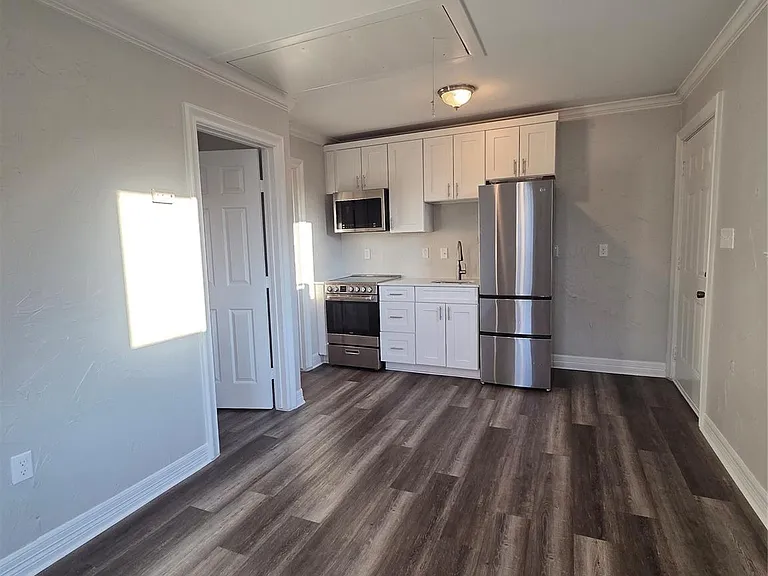 2740 Burlington Blvd — Photo 17